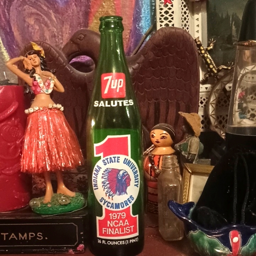 7up 1979 NCAA FINALIST INDIANA  STATE UNIV. SYCAMORES BOTTLE 7️⃣🆙 ORIG VTG